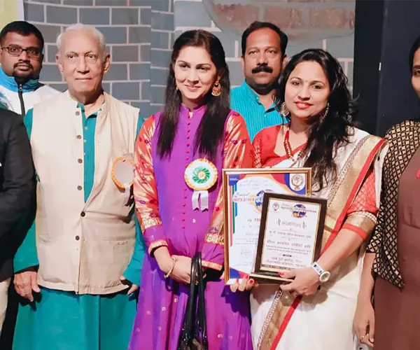 Parivartan representative with an award and certificate