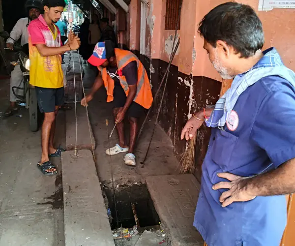 Volunteers carrying out a sanitation drive