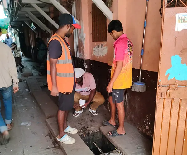 Swachhta Mission volunteers cleaning a neighbourhood